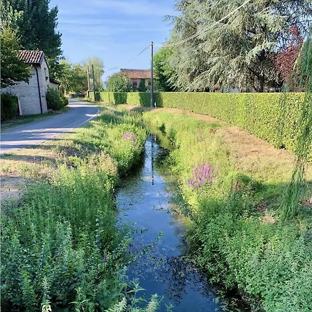 Apartmán The Beekeeper, Country Escape With Terrace & Bike Near Parma Basilicanova