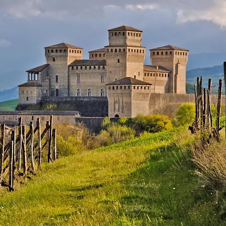 The Beekeeper, Country Escape With Terrace & Bike Near Parma Apartmán *
